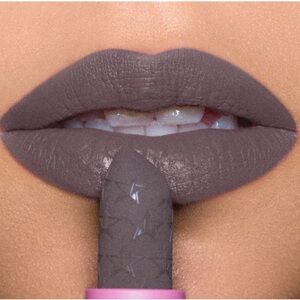 New Jeffree Star Velvet Trap Lipstick - Grave Digger